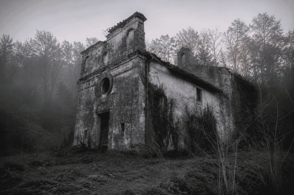 Chiesa di Sant'Andrea a Reopasto avvolta nella nebbia all'alba, bosco sullo sfondo