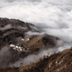 Borgo di Colle di Sogno avvolto nella nebbia tra le Prealpi Lecchesi