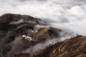 Borgo di Colle di Sogno avvolto nella nebbia tra le Prealpi Lecchesi