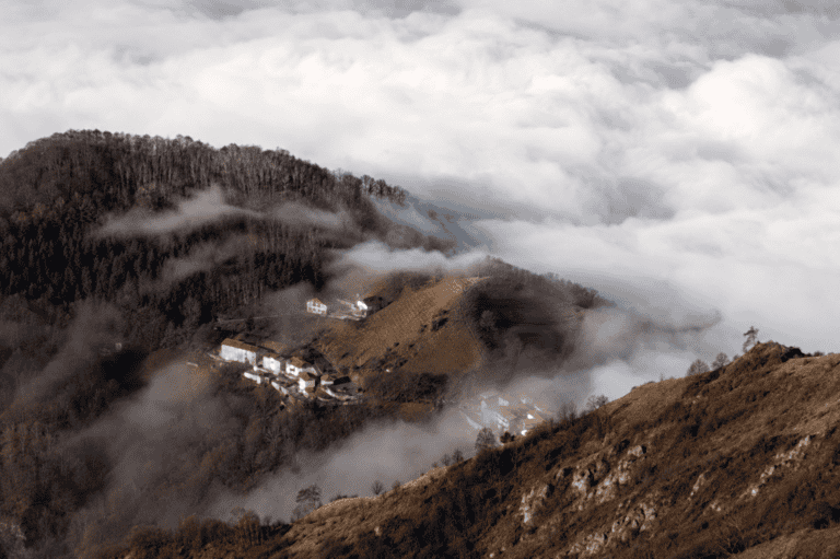 Borgo di Colle di Sogno avvolto nella nebbia tra le Prealpi Lecchesi