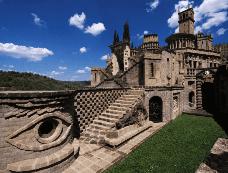 Teatri sovrapposti e scalinate surreali de La Scarzuola, la città ideale di Tomaso Buzzi in Umbria