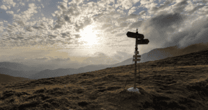 un sentiero di montagna, tra luce e ombra