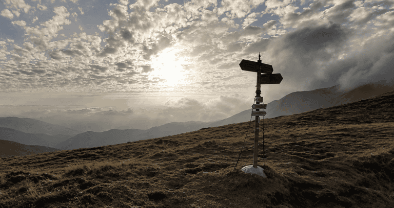 un sentiero di montagna, tra luce e ombra