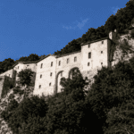 Fra Tersiano guida l’Itinerrante da Grotta Celluca a Greccio il Racconto IV di Verso Anabasi di Dino Savaiano