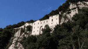 Fra Tersiano guida l’Itinerrante da Grotta Celluca a Greccio il Racconto IV di Verso Anabasi di Dino Savaiano