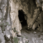 Grotta Celluca lungo il Fosso Ravi, in Sabina il rifugio del Racconto I di Verso Anabasi, di Dino Savaiano